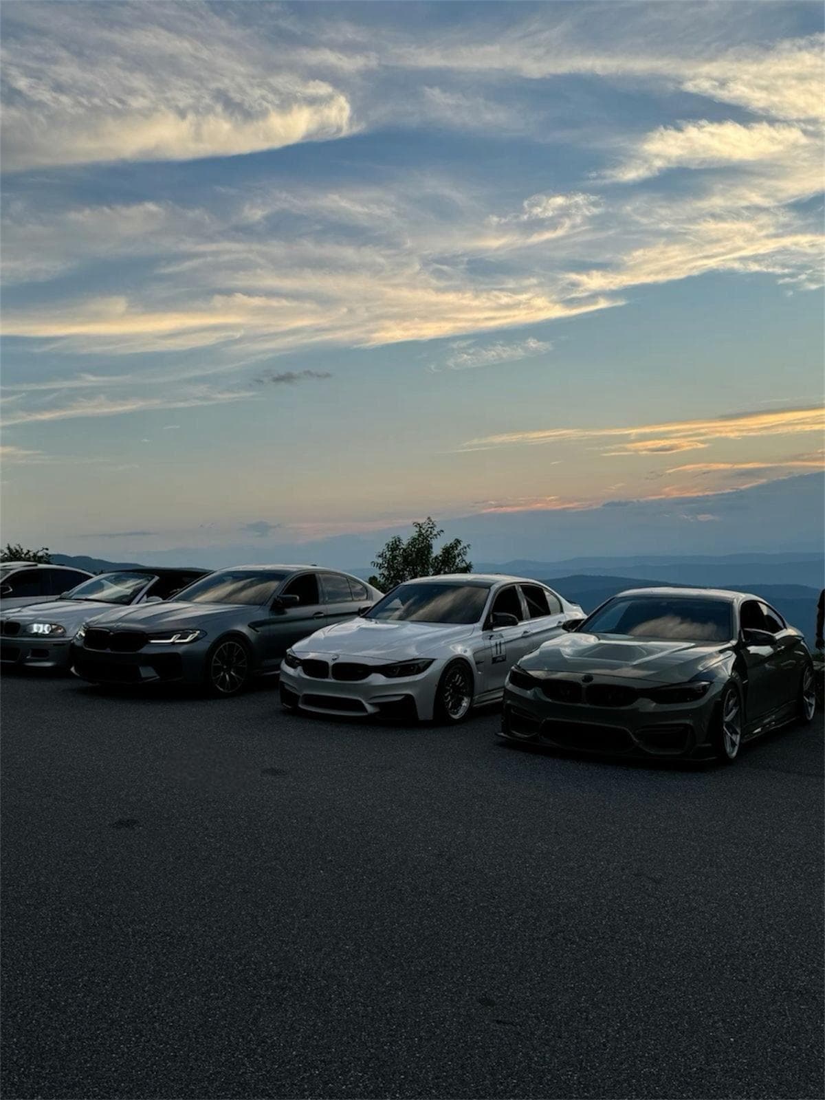 Sunset Drive — Goldene Stunde am Aussichtspunkt